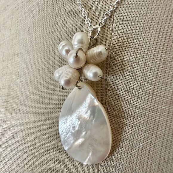Freshwater Pearl Flower Mother of Pearl Teardrop Necklace - Picture 7 of 8